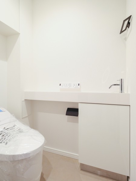 ホワイトを基調としたレストルームには上部吊戸棚収納、手洗いカウンターを設置しています。ストック類もすっきり収納でき、来客時にも手洗いまでの動線を気にすることなく気軽にお使いいただけます。