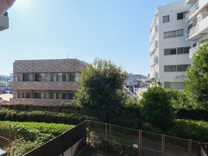 バルコニーからは青々とした空が望めます。移ろう空の色と木々の緑を眺めらながら、都会の喧騒を忘れたリフレッシュタイムにもおすすめです。