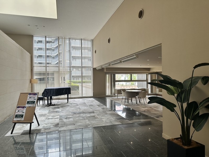 共用部分は手入れが行き届き、管理体制の良さがうかがえます。お住まいへの道のりも上質なマンションならではの高級感を感じられ、快適な暮らしをより充実させてくれるホスピタリティがあります。