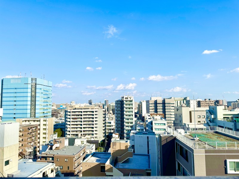 季節の移り変わりを感じることができる空と都会ならではのビル群の景色を楽しむことができます。息抜きやリラックスをしたい時にオススメです。