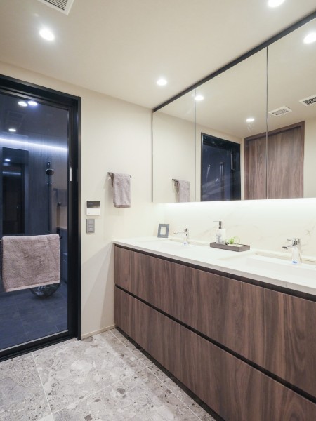 洗面室には田中工藝製の2ボウル洗面化粧台を採用いたしました。慌ただしいお出かけ前の時間も、入浴後の時間にも使い勝手がよく、快適にお過ごしいただけます。