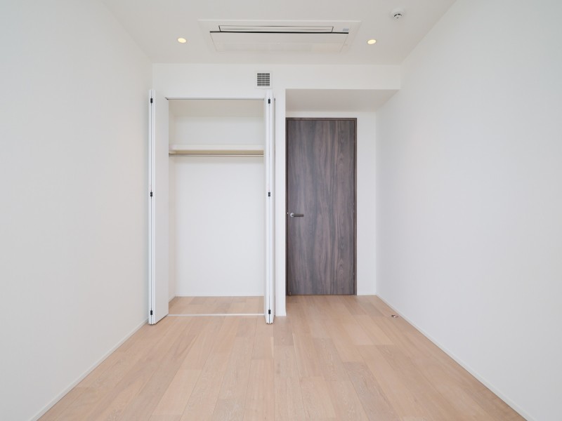 各居室にクローゼットがあり、かさばるアウターや季節物の家電・寝具を収納できます。ご自身のライフスタイルに合わせてご活用ください。