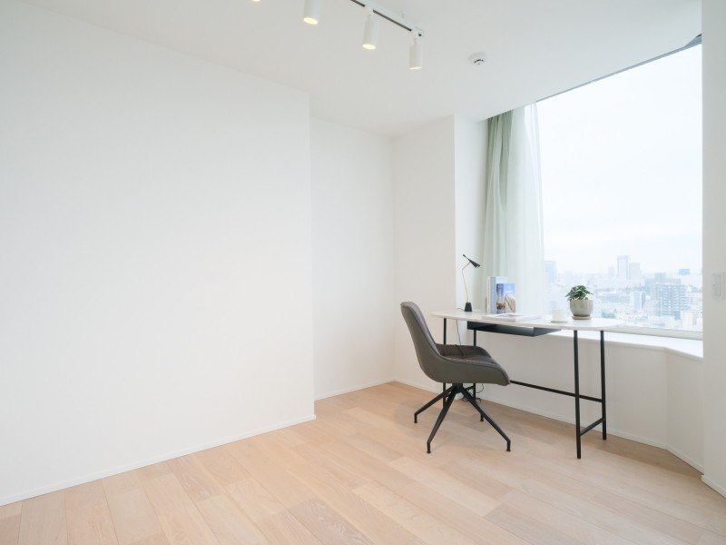 洋室3は約5.3帖の広さのお部屋となっております。窓際にはカウンター部分があり、室内に奥行きが生まれてお部屋を広く感じることができます。インテリアの飾り棚としてもご利用いただけます。