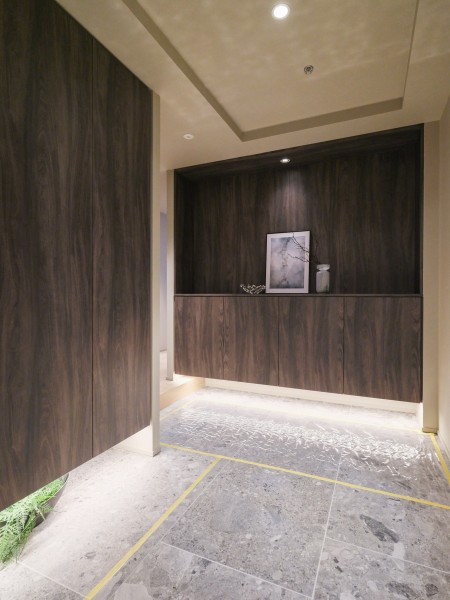 玄関は落ち着いたダークブラウンカラーのシューズボックスがラグジュアリーな空間となっております。シューズや雨具など収納することができます。ゆったりとお使いいただける広さがあります。