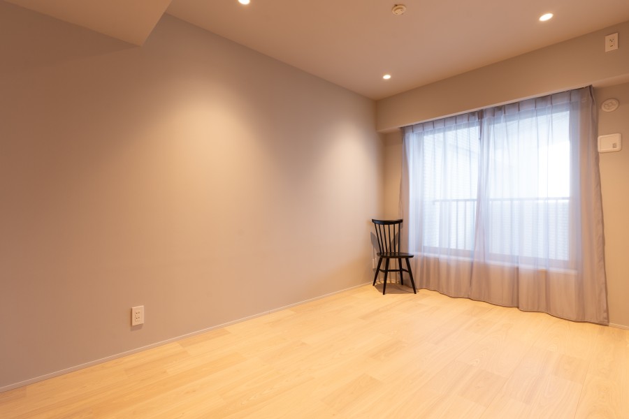 約6.4帖の洋室1は、凹凸が少なくシンプルな内装で仕上げました。お好きな家具を配置して、理想のお部屋作りをすることが可能となっております。