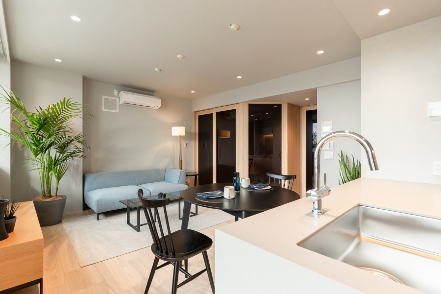 LDと洋室3を仕切る扉は、スモーク調のガラス戸を採用しました。シームレスで閉塞感を感じない空間です。ナチュラル&モノトーンのカラースキームをベースに、暮らしの普遍を見つめこだわりぬいた内装です。