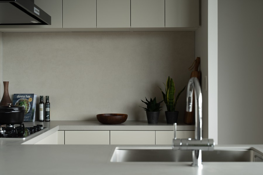 キッチンの背面には吊戸棚と収納があります。お料理グッズや食器をまとめて収納することができます。カウンター部分には調理家電やワインなどを置いて、オシャレなキッチン作りが可能です。