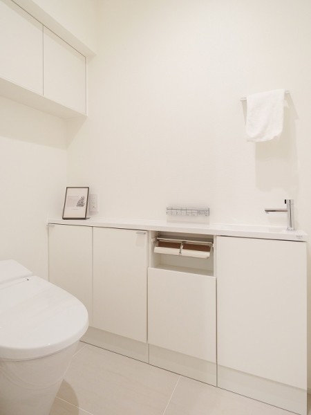 レストルームは清潔感が溢れ、上品な空間となっております。吊戸棚と手洗い場を設置いたしました。カウンター部分にお写真や小物を置くことができます。