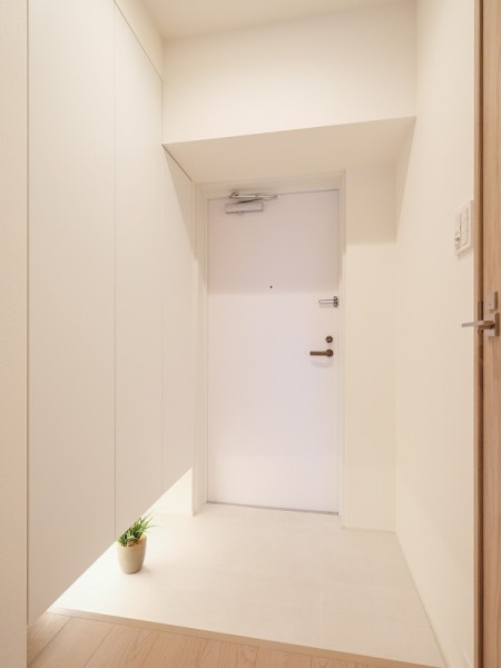 上品さの宿る玄関には大容量のシューズボックスを設置いたしました。人感センサー照明やフットライトがあり、夜間のご帰宅時にも快適にお使いいただけます。