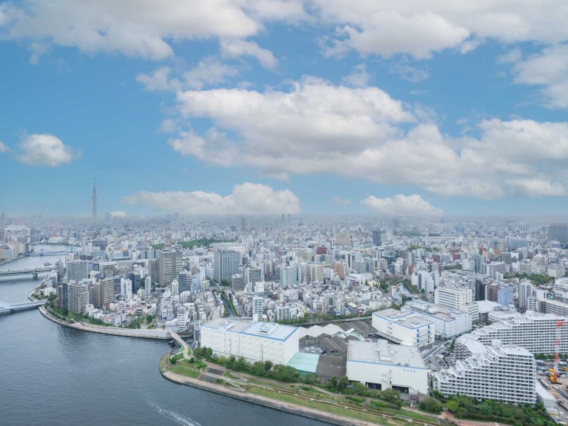 季節の移ろいを感じることができる空と隅田川、都会ならではのビル群のコントラストを楽しむことができます。リバーサイドならではの開放的な景色が日常に潤いを添えます。