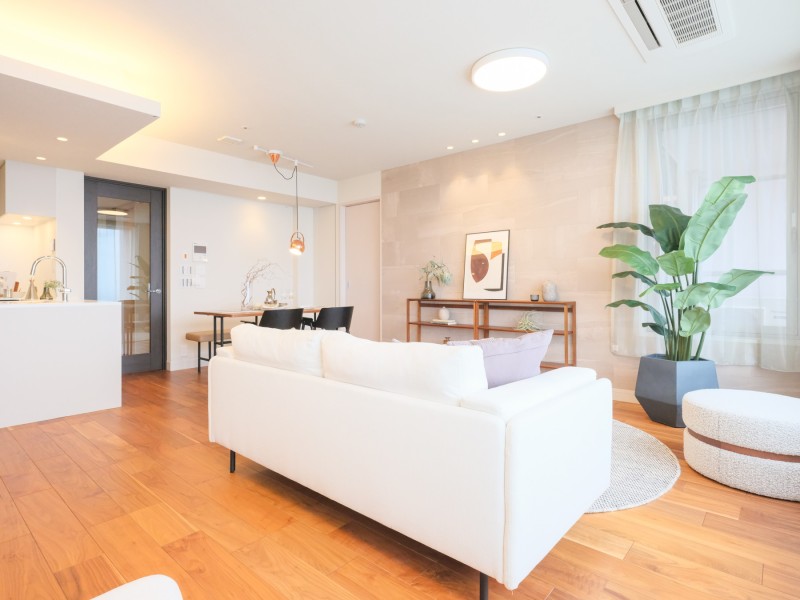 LDの壁にはさりげないデザインが施され、高級感と上品さが感じられる空間です。淡い色合いがフロア材やホワイトのクロスと溶け合い、モダンで美しい印象を与えます。