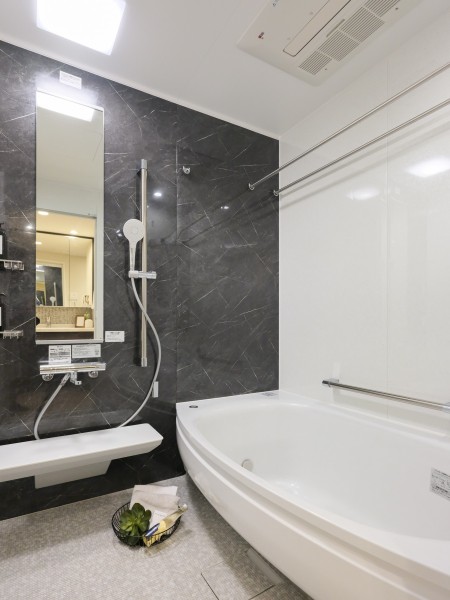 落ち着いたカラーのバスルームは、都会の喧騒を忘れることができる空間です。日々の疲れを癒すことができます。カーブが美しい浴槽で、視覚から楽しむことが可能です。