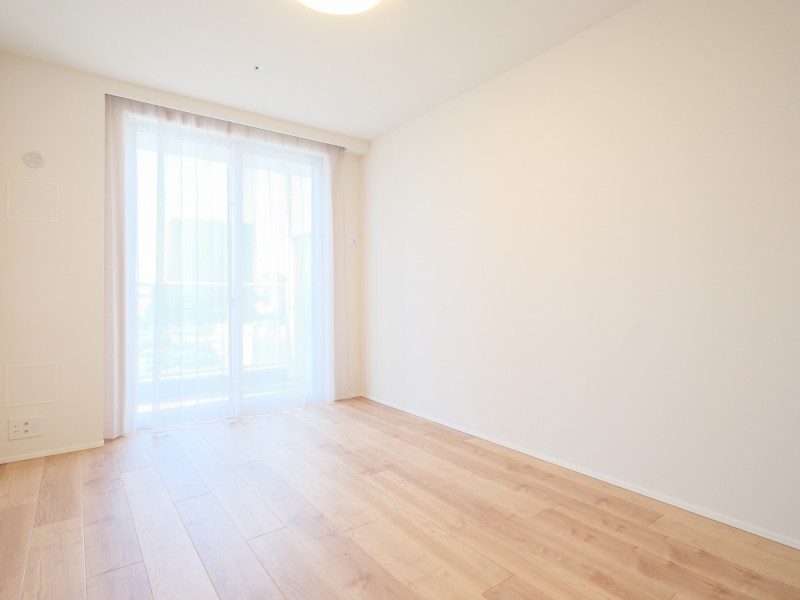 洋室1は約7.0帖の広さがあり、リビングから一番遠くプライベート性の高いお部屋です。凹凸の少ないシンプルな内装のため、お好きなインテリアが設置しやすくなっております。