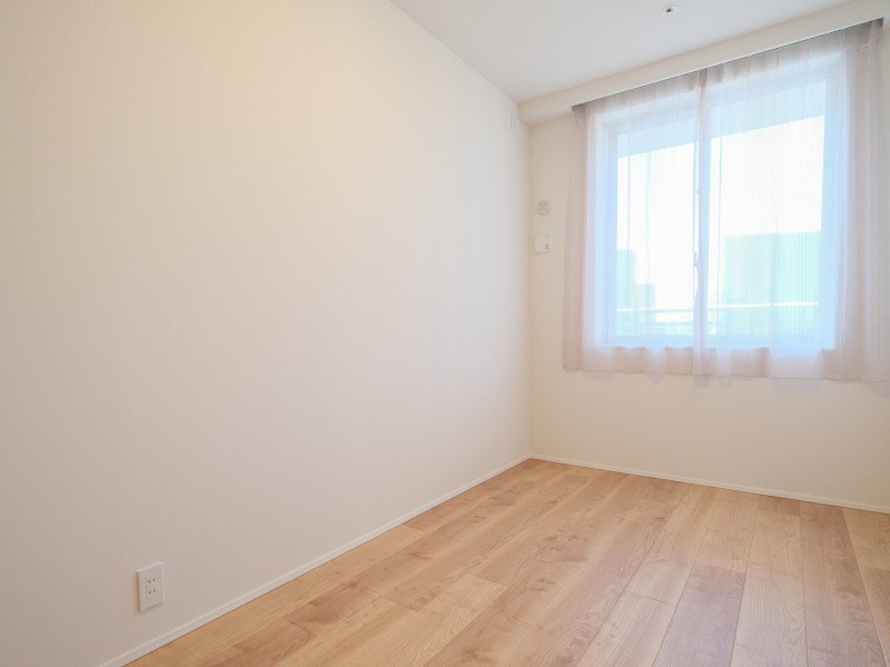 洋室3は約5.0帖の広さがあります。木目調が美しいフロアー材は木の温もりを感じることができます。のびやかな空間の中で、ほっと一息つけるやすらぎの時間が流れます。