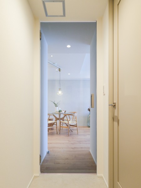 LDKに続く扉はフルハイトドアを採用いたしました。ドアの高さが天井まであり、室内の空間をより広く明るく見せてくれます。