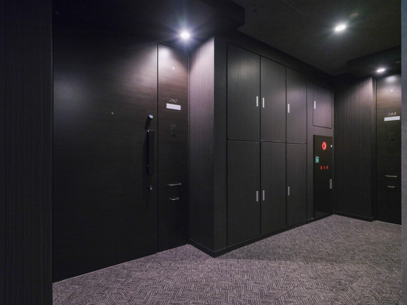 ダークカラーで整えられた共用部は、品格ある空間となっております。居室とのコントラストを楽しむことができます。内廊下設計で、外から見えないため安心してお過ごしいます。
