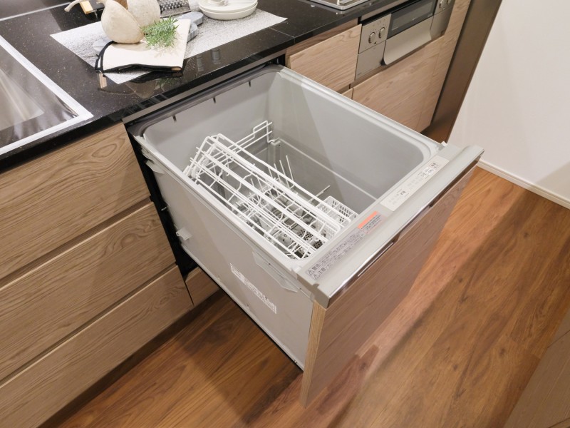 ◆食器洗浄機◆家事の時間を短縮できる優れもの。さらに節水・節約を同時に行うことができるので、人気があり重宝します。