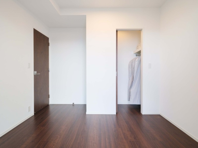 洋室1にはウォークインクローゼットが備え付けです。かさばりやすいアウターやオフシーズンの家電など、たっぷり収納できそうです♪