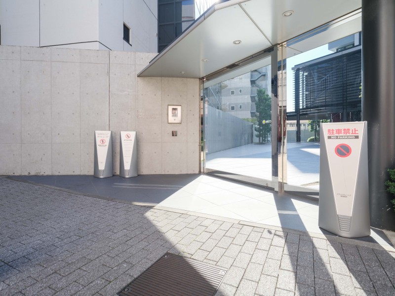 エントランスの外まで管理が行き届いて綺麗なマンションです。