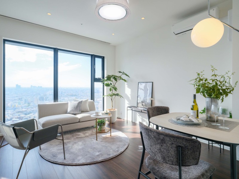 大きな窓からたっぷりの光が差し込み、開放的なリビングダイニングです。