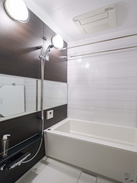 毎日のバスタイムを贅沢に、豊かにしてくれるバスルームです。ワイドミラーによって実際より広く感じられるくつろぎの空間となっております。