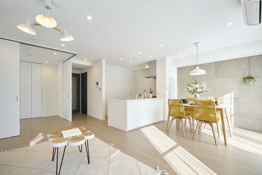 LDの壁にはアクセントタイルを施しました。美しさや上品さを感じられるデザインがホワイトカラーのクロスに溶け合い、優しくモダンな空間を演出します。