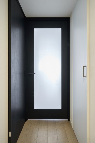 ブラックカラーの建具は、柔らかい色調で整えられた内装のアクセントとなっております。お部屋に入るまでにワクワクした気分にさせてくれます。