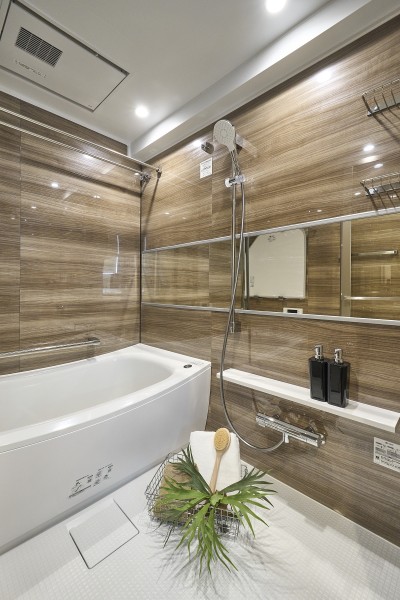 優しく落ち着く色合いのバスルームは心からリラックスできる空間となっております。浴槽は曲線が美しく、視覚からお楽しみいただけます。日々の疲れを癒せ、明日への活力を養えます。