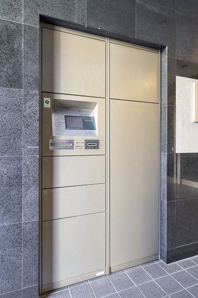 ◆宅配ボックス◆24時間いつでも荷物受け取りが可能。プライベートの時間を邪魔されず、配達時間も気にせず過ごすことができる便利な設備です。