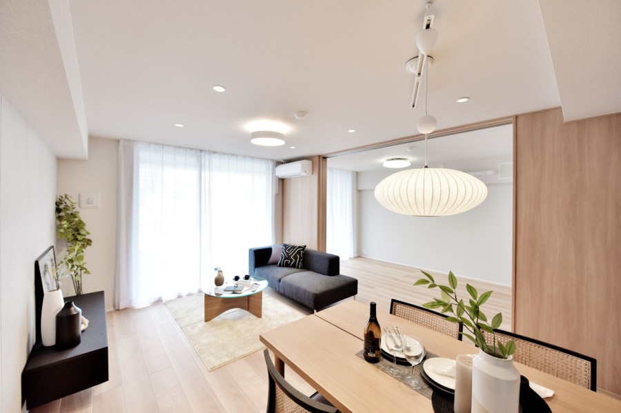 5階部分の南向きで、一日を通して明るい光がさしこむ約14.9帖のLDKです。あたたかな光が入り、床暖房を完備していますので、冬も快適に家族が集えるスペースです。