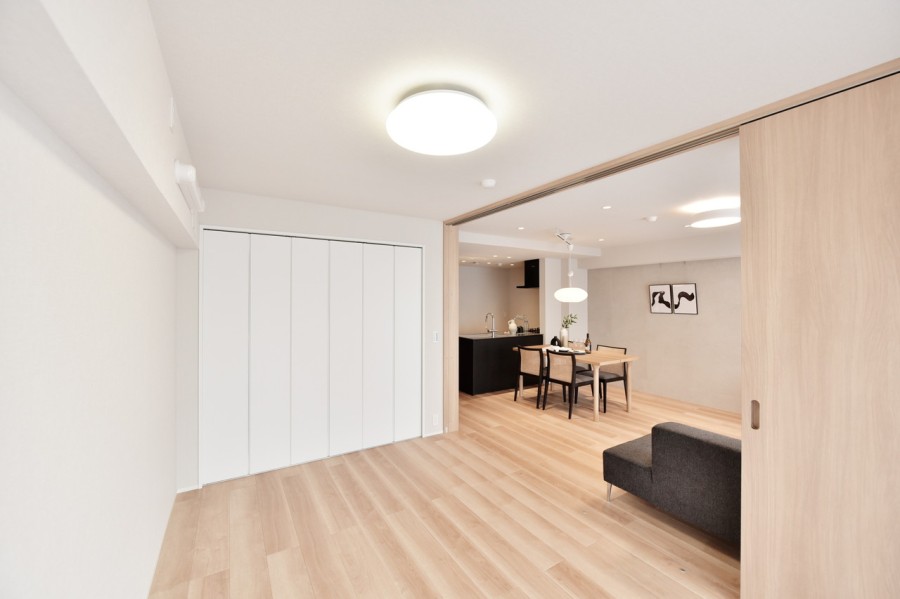 洋室３（約6.2帖）リビングに隣接しており、扉を開放して拡張リビングとしても使用できる機能的な間取りです。家族の気配を感じながらゆったりとくつろげる南向きのお部屋です。