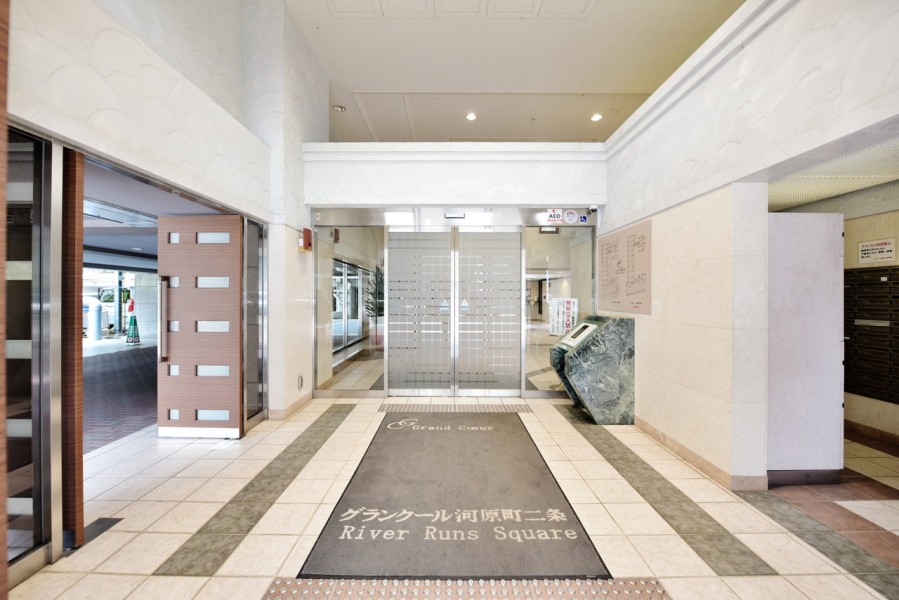 エントランスにはオートロックも完備しており、管理人週7日勤務で管理体制も良好です。御所東小学校まで約6分、京都御池中学校まで徒歩11分で、お子様の通学も安心です。大通りに面さず静かな環境です。