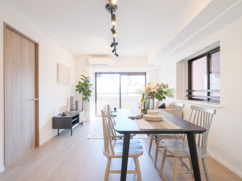 約14.0帖の広さのLDKは、大きな窓からたっぷりの光が差し込み、開放的な空間となっております。心安らぐひとときを紡ぐ、木のぬくもりを感じるフローリング材を採用いたしました。