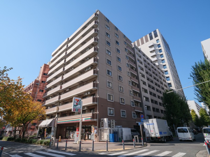 外観は優しい色合いのタイル貼りで、洗練された雰囲気となっております。定期的に修繕工事が実施され、管理体制が良好なマンションです。