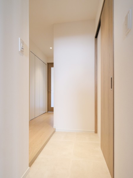 玄関には土間スペースを設けました。多目的に使える便利な空間で、ご自身のスタイルに合わせてお使いいただけます。