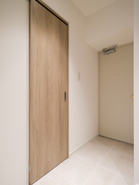 玄関の照明は人感センサーなので、帰宅時に暗闇の中手探りでスイッチを探す必要がありません。明るい空間が出迎えてくれます。