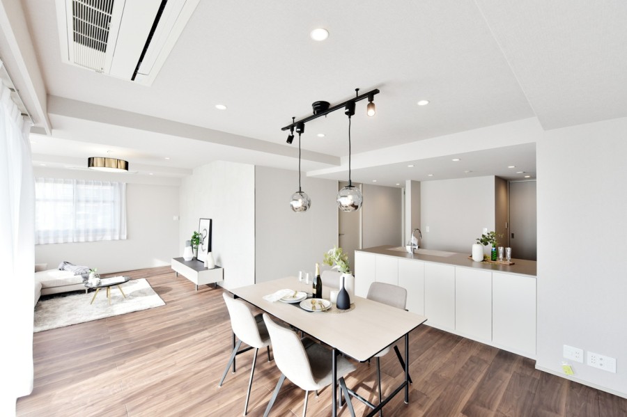 南東向きで二面採光の明るいLDKは約28.1帖の広さがあります。幅広のフローリング材を使用し、より開放感あふれる空間を演出しています。肌触りがよく、傷や汚れに強い材質なので素足で過ごしたくなります。