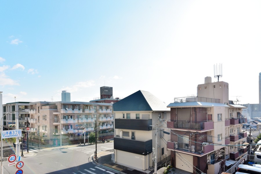 南側のバルコニーからは一日を通して優しい光が差し込みます。前面を遮る建物はございませんので、大きな空の開放感や神戸の港から運ばれてくる潮風を感じながらリフレッシュできる空間です。