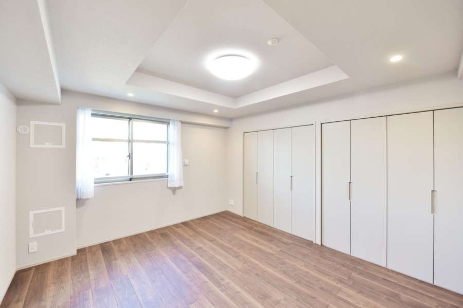 一日を通して優しい光が入る洋室１（約9.5帖）です。洗面室にも直接出入りができるホテルライクな間取りになっていますので、朝の慌ただしい時間や入浴後のリラックスタイムも快適に使用できる間取りです。