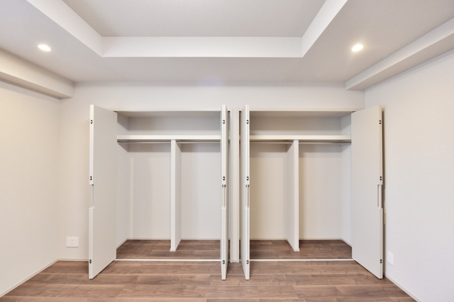洋室１にはハンガーパイプに枕棚を備えた機能的なクローゼットを設置しました。お部屋に凹凸も少なく、家具の配置もしやすいお部屋です。そのほか、各居室、廊下にも収納を設置しております。