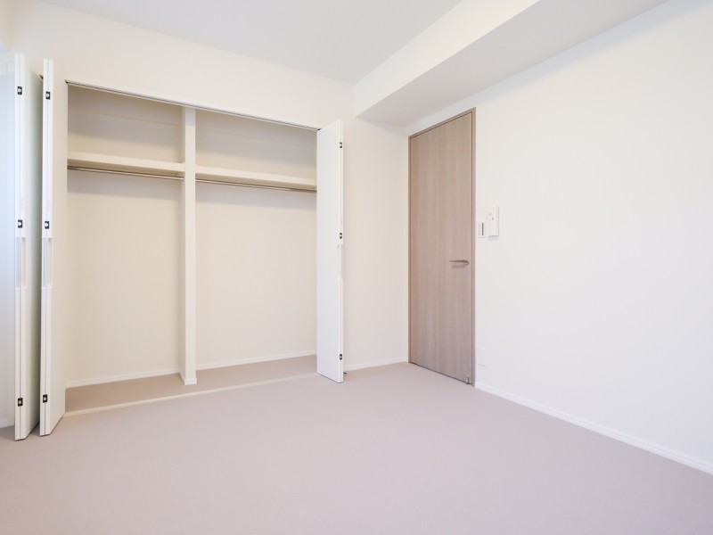 衣類や季節物の寝具などをたっぷり収納できるクローゼット付きのため、居住スペースを広々とお使いいただけます。