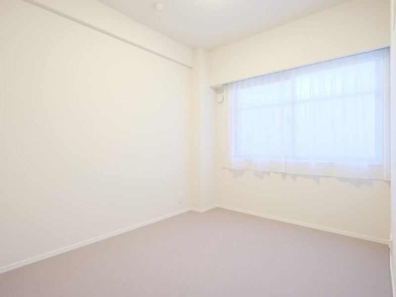 洋室2は約5.3帖の広さがあります。リビングから一番遠く、プライベート性が高いお部屋です。集中したい時やのんびりと過ごしたい時にぴったりのお部屋です。