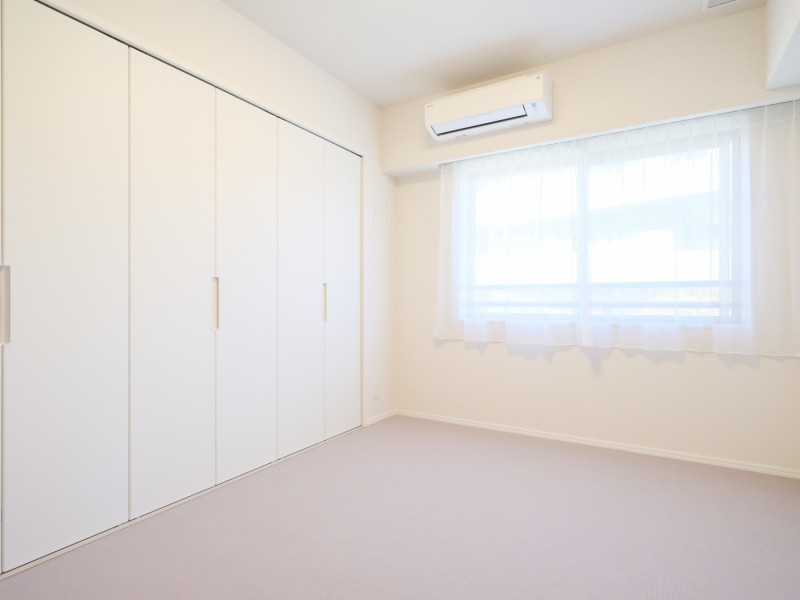 リビングから一番はなれた洋室2は、約5.3帖の広さがあります。プライベート性が高いため、集中したい時やのんびりと過ごしたい時にぴったりのお部屋です。