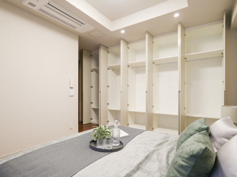 各居室に収納スペースがあります。衣類や季節物のお布団などを見せずにすっきり収納できます。スペースの壁紙や棚のカラーがホワイトなので、お洋服のお色を確認しやすい仕様です。