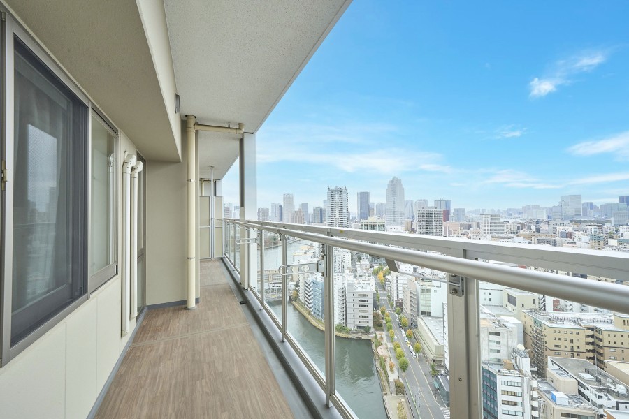 約15m²のワイドバルコニーは各居室に面しており、晴れた日には東京タワーを望めます。日向ぼっこや気分転換にも最適です。