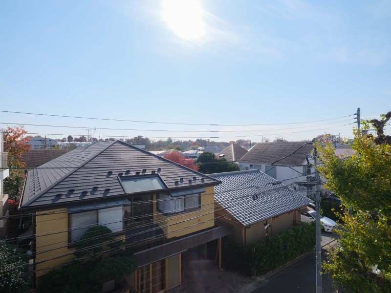 バルコニーからの眺望です。前面には高い建物がないので、都心らしい眺望がお楽しみいただけます。