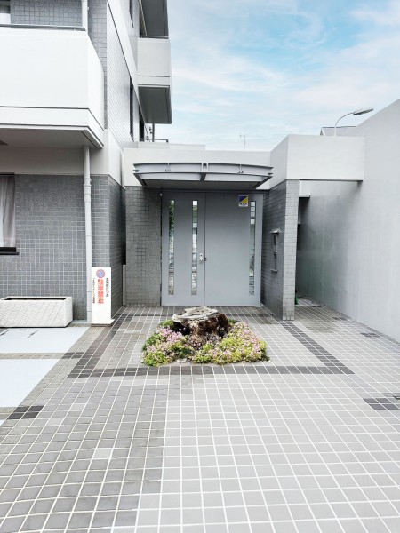定期的なメンテナンスが行われ綺麗に保たれたエントランスです。
