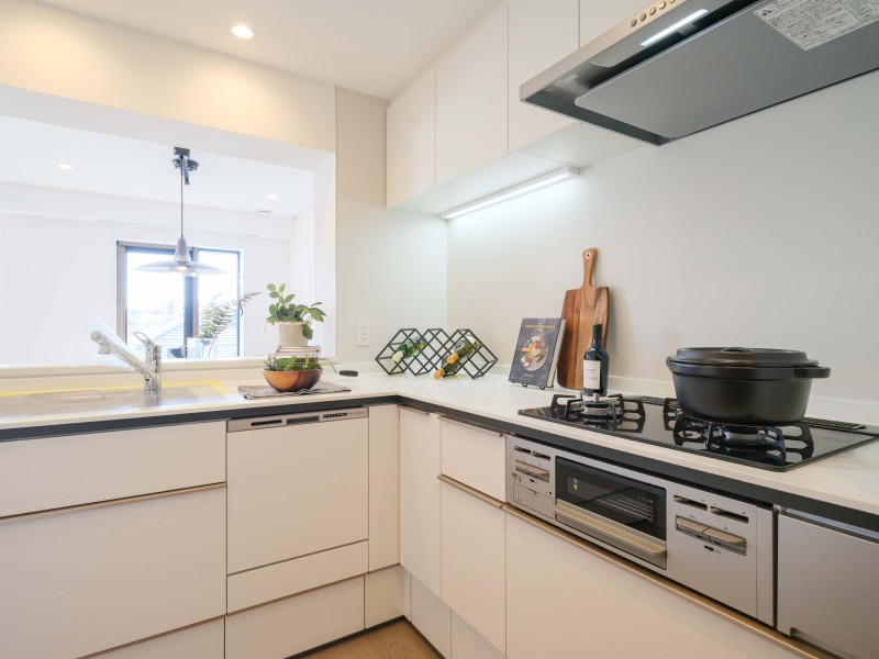 白を基調としたお部屋に調和したL字型キッチンです。