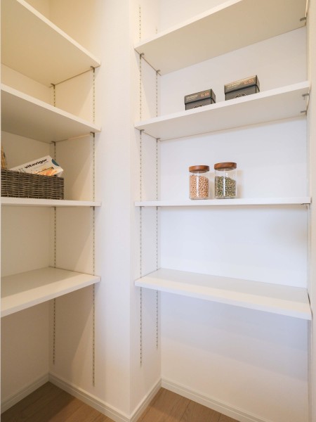 キッチン奥にはパントリーがあり、ラクな動きで道具を取り出せ、料理がさらに快適になります。
