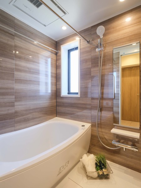 バスルームはゆったりとおくつろぎいただける癒しの空間です。窓が付いているので自然な明かりを取り込むことができ、明るく開放的な空間です。